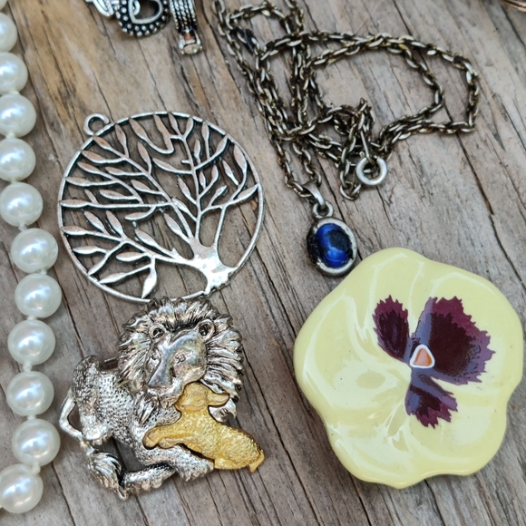 Large 35 piece vintage-now jewelry lot - Picture 11 of 16